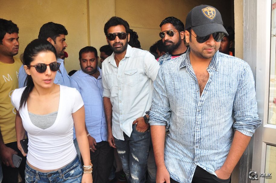 Raja-Cheyyi-Vesthe-Movie-Team-at-Devi-Theater